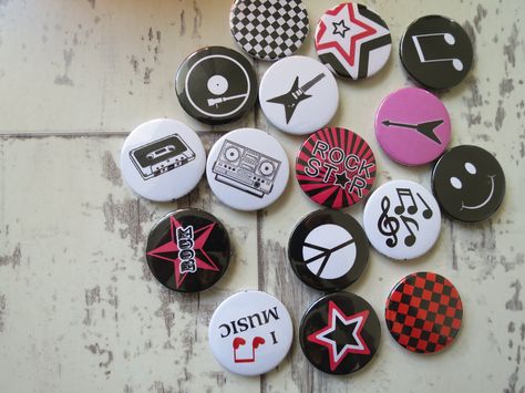 Badge Ideas, Pin Design Ideas, Hen Party Badges, Badge Maker, Wedding Badges, Diy Pins, Birthday Badge, Bag Pins, Diy Buttons