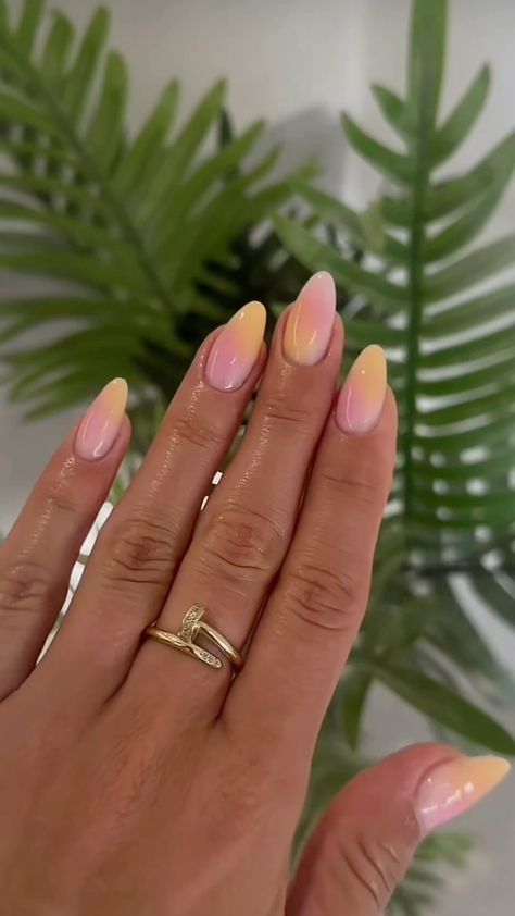 Pink An Yellow Nails, Peach Pink Nails Design, Cute Gel X Nails Almond, Pink And Yellow Ombré Nails, Yellow Pink Nails Design, Pink And Yellow Almond Nails, Summer Nails Yellow And Pink, Peach And Yellow Nails, Yellow And Pink Aura Nails