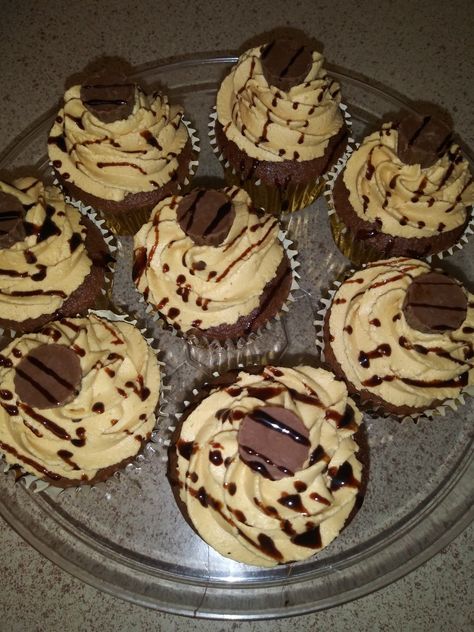 😋😋 REESE'S CUPCAKES😋😋 Homemade Cupcakes Snapchat, Reese's Cupcakes, Eat Time, Pretty Desserts, Food Captions, Homemade Cupcakes, Pretty Dessert, Pink Curtains, Easy Food Art