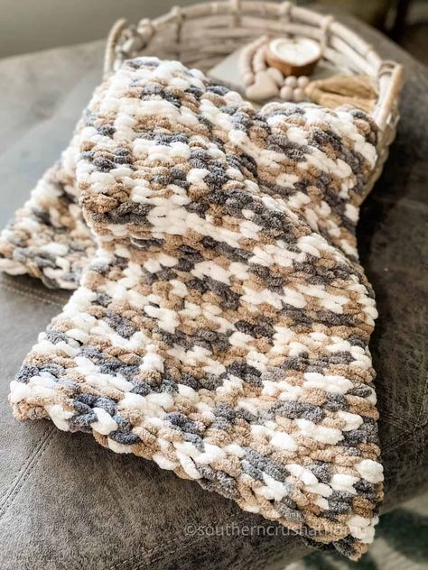 Warm up this winter with a handmade chunky loop knit blanket! This easy crochet pattern is perfect for beginners and only takes a few hours to make. #southerncrushathome #chunkyblanketdiy Chunky Blanket Diy, Chunky Knit Blanket Pattern, Chunky Yarn Blanket, Diy Knit Blanket, Diy Tulle, Chunky Crochet Blanket, Crochet Blanket Pattern Easy, Hand Knit Blanket, Easy Crochet Blanket