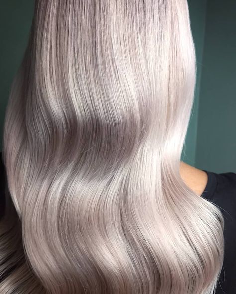 Pearly, pinky tones on blonde for an ethereal look. Created by Wella Passionista Cassandra Foehr. Glamour Hairstyles, Champagne Blonde Hair, Champagne Hair, Pearl Blonde, Pink Blonde Hair, Cool Blonde Hair, Blonde With Pink, Blonde Hair Shades, Pretty Hair Color