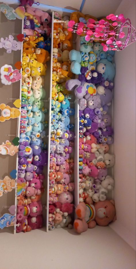 Plush Room Decor, Room Decor Kidcore, Plushy Displays, Stuffed Animal Storage Aesthetic, Plush Collection Display, Plushie Organization, Plushie Storage Ideas, Plushie Storage, Plushie Display