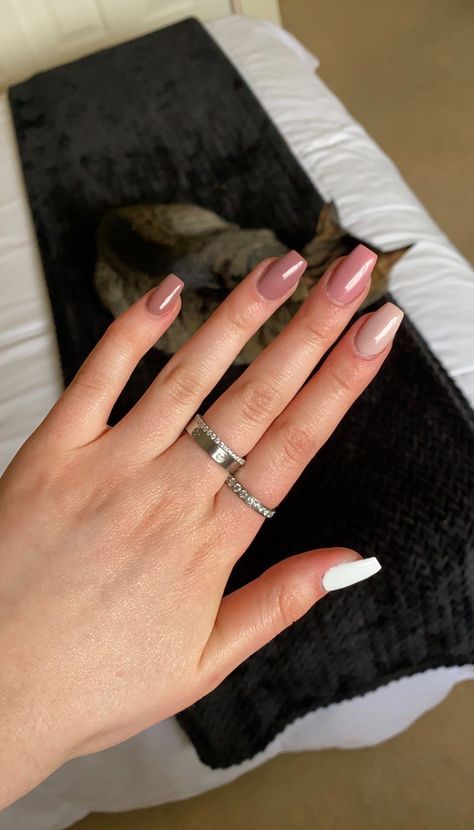 Balarina Nails Short Designs, Mid Coffin Acrylic Nails, Nails Inspiration Coffin Short, Dip Nails Coffin, Ballerina Nails Short Classy, Ballerina Nails Medium Length, Nail Inspo Coffin Short, Short Coffin Fall Nails, Coffin Style Nails Short