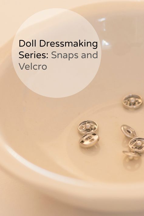 Snaps and velcro tutorial Dress Making Tutorial, Baby Doll Pattern, Sewing Doll Clothes, Doll Dress Patterns, American Doll Clothes, Sewing Dolls, Waldorf Dolls, Handmade Dolls, Doll Maker