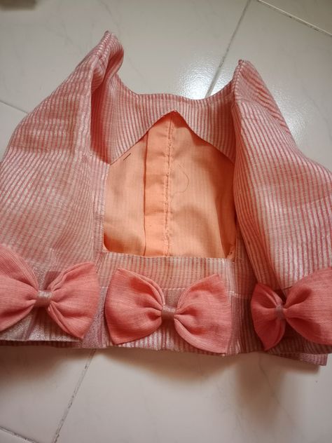 Bow always look good with anything Bow Hands Blouse Designs, Bow Sleeves Design For Blouse, Hands Models For Blouses, Simple Blouse Models, Bow Design Blouse, Hand Sleeves Design For Blouse, Model Blouse Designs Latest, Latest Cotton Blouse Pattern, Bow Sleeves Design