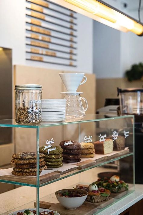 Cafe Display, Bakery Shop Design, Bakery Interior, Paris Vogue, Bakery Design Interior, Small Coffee Shop, Small Cafe Design, Bakery Decor, Coffee Shop Interior Design