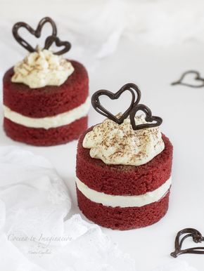 Bizcocho red velvet con crema de queso al chocolate blanco Red Velvet Pastry, Red Velvet Cakes, Mini Patisserie, Gourmet Pastries, Cupcakes Red Velvet, Velvet Cakes, Mini Sweets, Velvet Cheesecake, Mini Torte