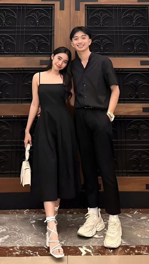 Cute Photo Poses With Boyfriend, Korean Couple Aesthetic Outfit, Couples Formal Outfits, Couple Fits Aesthetic, Couple Formal Outfits, Matching Couple Outfits Aesthetic, Couple Clothes Matching Outfits, Couple Outfits Ideas, Couple Aesthetic Outfits