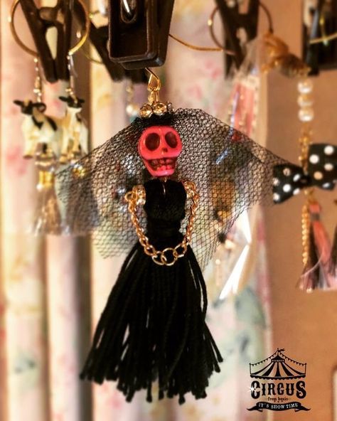 Skull Tassel Earrings, Sugar Skull Jewelry Diy, Skull Bead Jewelry, Kilt Pin Jewelry, Halloween Jewelry Diy, Halloween Beaded Jewelry, Sugar Skull Jewelry, Altered Art Jewelry, Weird Jewelry