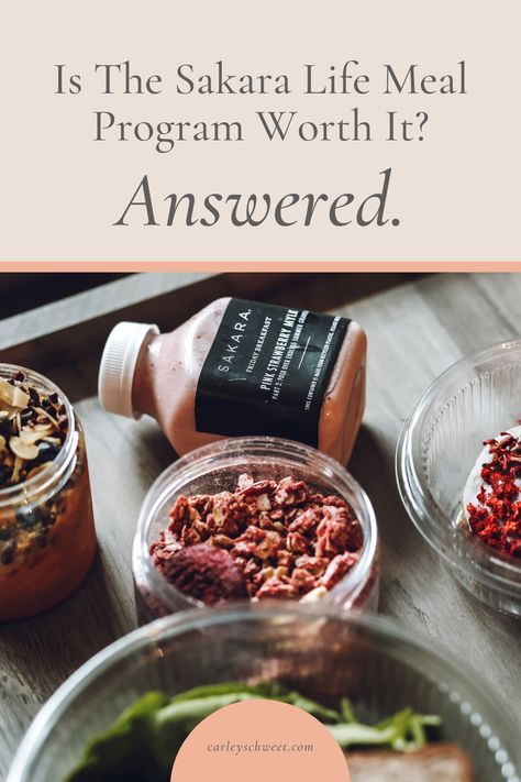 Is the sakara life meal program worth it? I'm answering it and giving my honest review of the meal delivery kits. Shelling out a few hundred on a meal program can feel intimidating and expensive. So, is ordering from Sakara worth it? Here’s a closer look at everything you’ll receive with your order and – spoiler alert – it’s more than just meals. Sakara Life Recipes, Sakara Life, Organic Recipes Healthy, Balanced Living, Meal Delivery Service, Spoiler Alert, Wellness Coach, Detox Tea, Grocery Shop