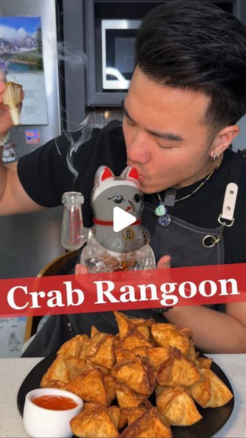 Jerry Chu l Stoner that Cooks 😮‍💨🥢 on Instagram: "Crab Rangoon 🦀 IT’S SUMMER TIME! I am going to share some of my favorite recipes for this summer season 🤤 This became my FAVORITE dish to make for potluck 🔥 It’s simple to make and soooo delicious, typa dish that will be gone on the first round 💨  Ingredients: - Imitation Crab 🦀 - Wonton Wrapper - Frying Oil - Cream Cheese - Garlic - Green Onions - Sugar - MSG - Salt - Soy Sauce - Sriracha  1. In a bowl, add cream cheese, garlic, green onions, imitation crab, sugar, msg, salt, soy sauce, and sriracha. Mix real well 🔥 2. Put a scoop of the imitation crab mix onto the wonton wrapper. Make sure to wet all edges to stick the wrapper together. From one corner to the other across, pinch the tip to close it. Then do the same for the other Diy Crab Rangoon, Crab Rangoon Videos, Wonton Crab Rangoon, Authentic Crab Rangoon, Crab Cheese Wonton, Sweet Crab Rangoon, Crab Wonton Recipes, Cream Cheese Rangoon, Crab Rangoon Egg Rolls