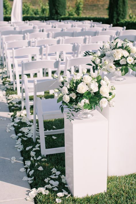 Dark Green Greenery Wedding, White Wedding Alter Flowers, Modern Aisle Decorations Wedding, Black White And Greenery Wedding Flowers, Wedding Aisle Pedestal, Indoor Wedding Ceremony Flowers, Outdoor Isle Wedding Decorations, Flower Aisle Wedding, Ceremony Aisle Decor Outdoor