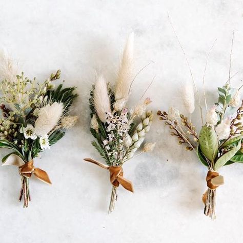 Neutral and textured boutonnieres, one of our favorite floral details! Fall Boutonnieres, Fall Wedding Flowers, Boutonniere Wedding, Deco Floral, October Wedding, Popular Wedding, Fall Flowers, Grasses, Boutonniere