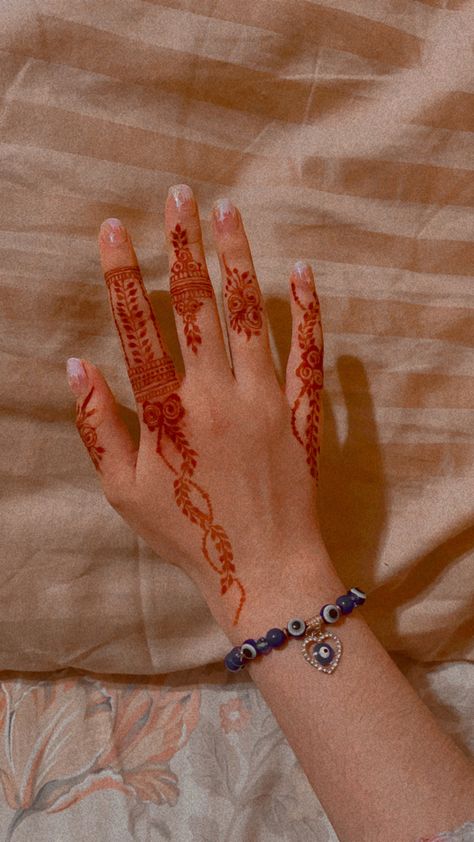 Mehndi Designs Asthethic, Round Mehndi Design, Henna Tattoo Designs Hand, Simple Henna Tattoo, Modern Mehndi Designs, Very Simple Mehndi Designs, Simple Mehndi Designs Fingers, Engagement Mehndi Designs, Pretty Henna Designs