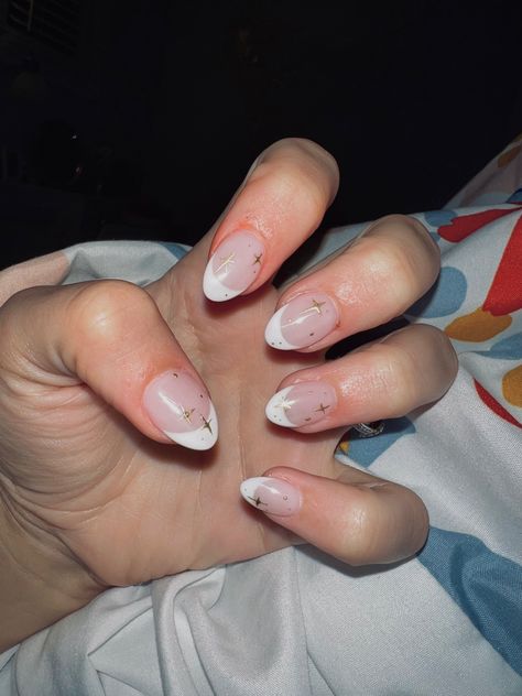 Photo of someone’s hand showing their nails with white French tips and gold sparkles drawn on every nail. White French Tip With Gold, Acrylic Nails White French Tip, French Tip Gold, French Tip With Gold, Gold Nails French, Gold French Nails, Sparkly French Tip Nails, Nails White French Tip, Nails Stars