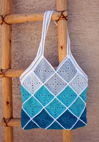 crochet granny square bags Sac Granny Square, Crochet Beach Bag, Crochet Beach Bags, Free Crochet Bag, Crochet Shell Stitch, Confection Au Crochet, Granny Square Bag, Crochet Market Bag, Start Knitting