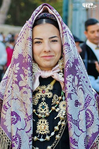 Peasant Costume, Travel Chic, Folk Dresses, Fashion People, Folk Costume, People Of The World, Traditional Clothing, Sardinia, Art Clothes