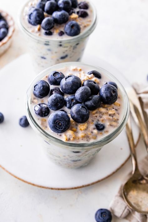 You only need 7 simple ingredients and 5 minutes of prep time to make these blueberry overnight oats! It's the perfect healthy breakfast to meal prep for the week. Peach Overnight Oats, Strawberry Overnight Oats, Blueberry Overnight Oats, Eating Bird Food, Oat Recipes Healthy, Perfect Healthy Breakfast, Overnight Oats Recipe Healthy, Oatmeal Breakfast, Prep Recipes