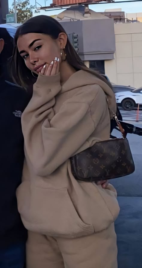 Madison Beer Bags, Lv Pochette Accessories Outfit, Pochette Outfit, Estilo Madison Beer, Madison Beer Style, Madison Beer Outfits, Beer Outfit, Lv Pochette, Lazy Day Outfits