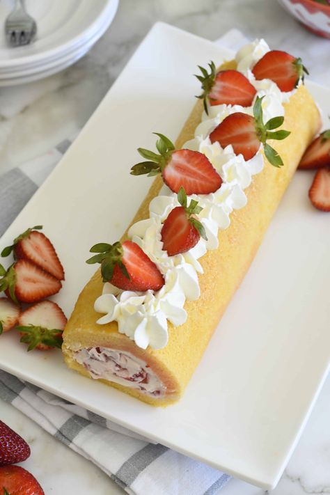 Strawberry Mascarpone, Strawberry Roll Cake, Strawberry Sponge Cake, Mascarpone Recipes, Strawberry Stuff, Chocolate Thumbprint Cookies, Sweet Roll Recipe, Swiss Roll Cake, Cake Rolls