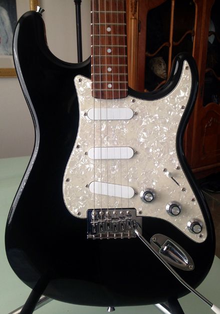 Black Stratocaster Aesthetic, Fender Guitars Aesthetic, Sparkly Electric Guitar, Black Fender Guitar, Black Stratocaster, Gitar Vintage, Electronic Guitar, Strat Guitar, Guitar Cord