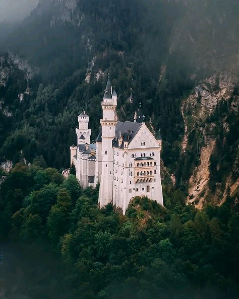 Neuschwanstein Castle Aesthetic, Germany Castles Neuschwanstein, Nordic Castle, Split Germany, Mountain Castle, Watercolor Reference, Castle Mountain, Victorian Castle, Twelve Kingdoms