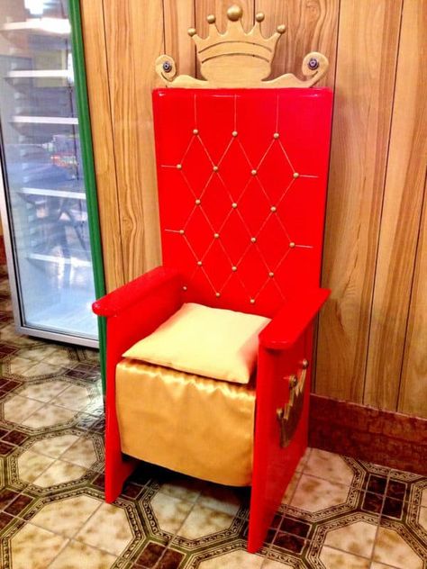 Throne built with recycled wood starting by an old chair!   #RecycledFurniture, #WoodOrganic Diy Throne Chair, Birthday Throne, Santa Chair, Birthday Chair, Queen Chair, King On Throne, Royal Chair, King Chair, Medieval Party