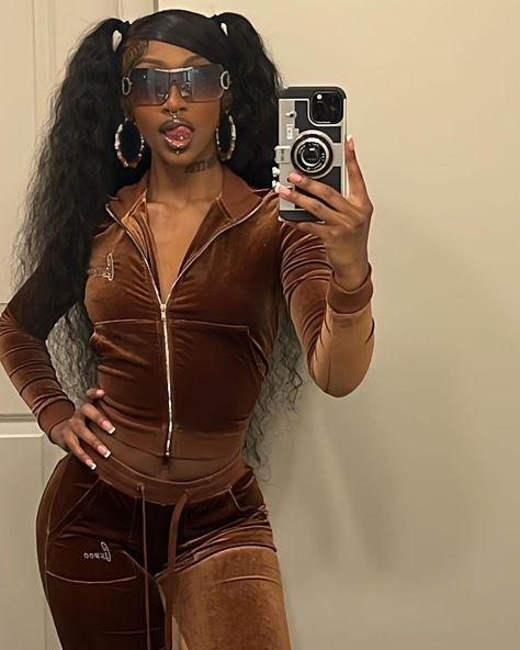 90s Fashion Track Suit, Fitted Tracksuit Women, Velour Tracksuit Outfit 2000s, Y2k Sweatsuit Outfit, 2000s Freaknik, Track Suit Outfits Women, Velvet Track Suit 2000s, 90s Velour Tracksuit, Velvet Hoodie Outfit