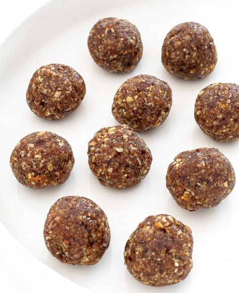 Date Energy Balls (5 Ingredients!) - Chef Savvy Date Nut Balls Recipe, 200 Calorie Snacks, Pumpkin Energy Balls, Date Energy Balls, Energy Balls Healthy, Peanut Butter Energy Bites, Energy Ball Recipe, Peanut Butter No Bake, Protein Bar Recipes