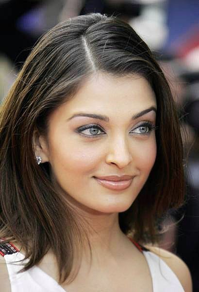 Brunette with grey eyes. Rai Aishwarya, ऐश्वर्या राय, Aishwarya Rai Photo, Grey Eyes, Most Beautiful Eyes, Olive Skin, Mangalore, Indian Woman, Gray Eyes