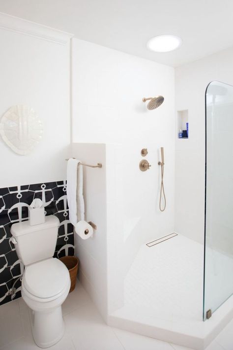 Want to brighten your coastal bathroom? A Sun Tunnel is a simple, cost-effective solution for adding natural light to small spaces. See how the addition of a Sun Tunnel made interior designer Kerrie Kelly’s main bathroom pop: Brighten Bathroom, Sun Tube, Sun Tunnels, Skylight Bathroom, Sun Tunnel, Tubular Skylights, Velux Skylights, Light Tunnel, Coastal Bathroom