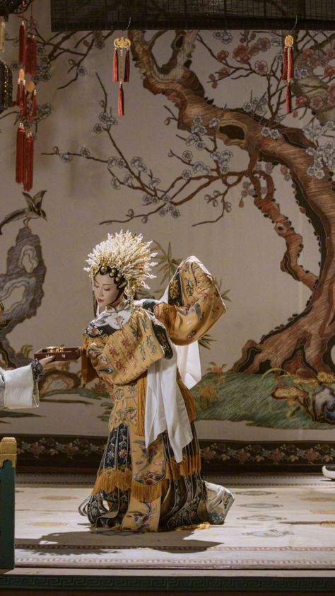 Pekin Opera, Traditional French Clothing, Molang Wallpaper, Traditional Chinese Clothing, Beijing Opera, Peking Opera, Yanxi Palace, Chinese Dance, Artsy Photography