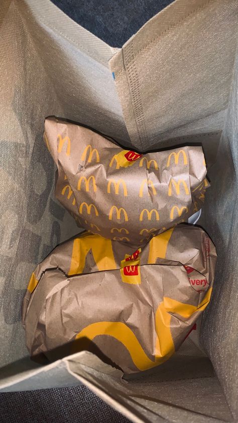 Mcdonald's Snapchat, Mcdonalds Recipes, Homemade Recipe Books, American Fast Food, Egypt Aesthetic, Eating Food Funny, Best Fast Food, Delivery Pictures, Football Photography