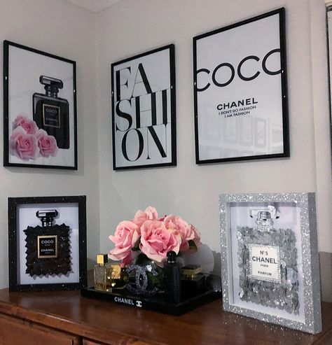 Coco Chanel Photo Frame, Fashion Gallery Wall, Coco Chanel Bedroom Ideas, Coco Chanel Room, Picture Wall Ideas Bedroom Aesthetic, Chanel Bedroom Ideas, Fashion Wall Art Bedroom Decor, Chanel Bedroom, Coco Chanel Poster