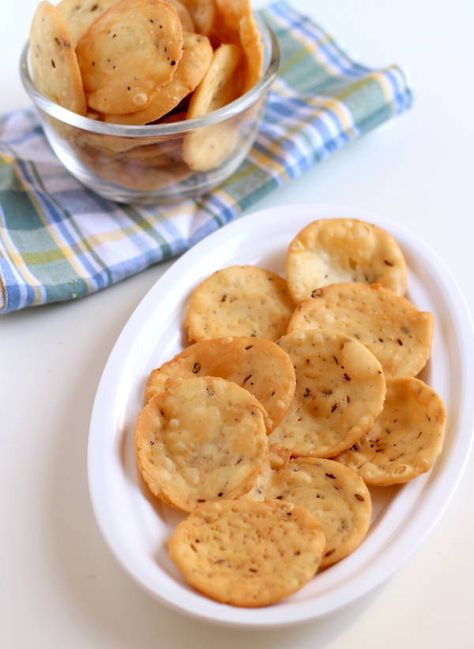 Farsi puri recipe: Crispy Gujarati snack recipe made from maida, served during Diwali festival. Farsi poori recipe with steps pictures. Farsi Puri, Crispy Snacks, Gujarati Snacks, Gujarati Cuisine, Diwali Recipes, Puri Recipe, Diwali Snacks, Puri Recipes, Diwali Sweets