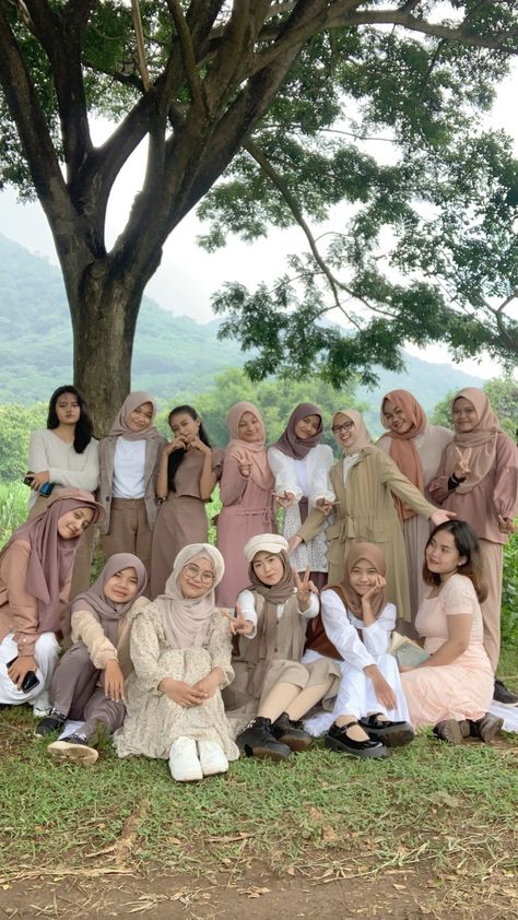 Yearbook Earth Tone, Outfit Ideas Earth Tone, Yearbook Piknik, Yearbook Outfit Ideas Vintage, Ootd Vintage 90s Hijab, Cottegcore Aesthetic Outfits, Ootd Earth Tone Hijab, Earth Tone Hijab, Ootd Yearbook