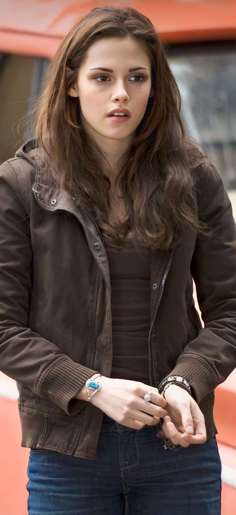 Bella Swan Hairstyle, Bella Cullen Outfits, Bella Swan New Moon, Bella Swan Style, Bella Core, Bella Swan Aesthetic, Bella Diva, Bella Twilight, Kristen Stewart Hair