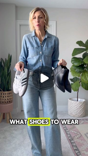 Baggy Jeans And Shoes, Shoes To Pair With Wide Leg Pants, How To Wear Balloon Jeans, What Shoes To Wear With Boyfriend Jeans, Wide Leg Jeans Shoes Style, Balloon Jeans Outfit Street Style, Shoes To Wear With Baggy Jeans, What Shoes To Wear With Jeans, Shoes For Baggy Jeans