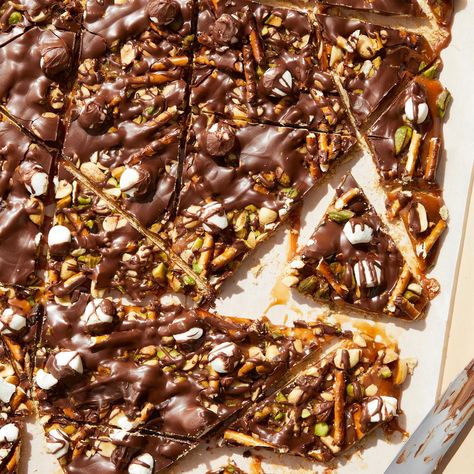 Chocolate Caramel Crunch Bark Dish To Pass, Crunch Bars, Snacks Sweet, Caramel Bits, Thanksgiving 2024, Caramel Crunch, A Cabin In The Woods, Caramel Bars, Shortcake Recipe