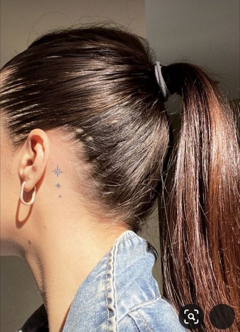 Simple Wave Tattoo, Ariana Grande Tattoo, Behind Ear Tattoos, Body Tattoo Design, Ear Tattoo Ideas, Wave Tattoo, Neck Tattoos Women, Writing Tattoos, Petite Tattoos