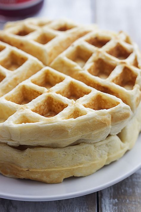 Perfectly fluffy waffles made with protein-rich greek yogurt! Yogurt Waffle Recipe, Greek Yogurt Recipes Healthy, Greek Yogurt Waffles, Yogurt Waffles, Yogurt Recipes Healthy, Healthy Bedtime Snacks, Healthy Waffles, Fluffy Waffles, Greek Yogurt Recipes