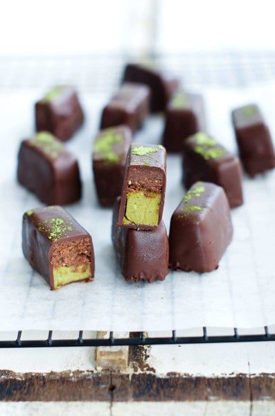 Dark Chocolate Pistachio, Caramel Squares, Chocolate Crumble, Praline Recipe, Chocolate Pistachio, Gelatin Recipes, Pistachio Cream, Baked Treats, Bliss Balls