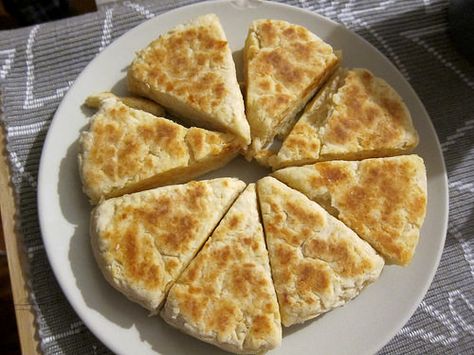 Cheesy Scones, Pancake Griddle, Griddle Cakes, British Cooking, Cheese Scones, Biscuit Rolls, Biscuit Cookies, Scone Recipe, Breakfast Recipes Easy