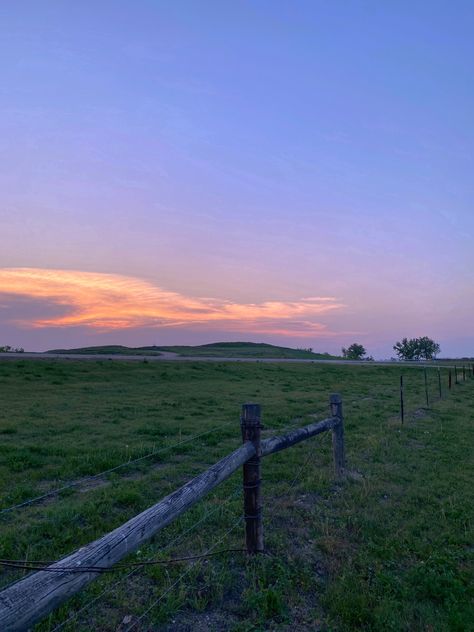 Badlands Aesthetic, Dakota Aesthetic, South Dakota Aesthetic, South Park Aesthetic, South Dakota Landscape, South Dakota Badlands, South Dakota Wildflowers, Black Hills South Dakota Photography, North Dakota Badlands