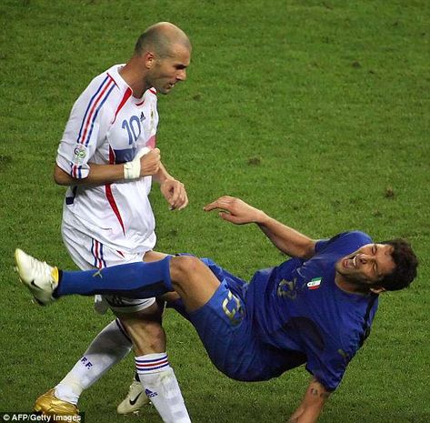 Marco Materazzi, Fifa World Cups, Argentina World Cup, Funny Watch, Best Football Players, Zinedine Zidane, Football Photos, Free Kick, International Football