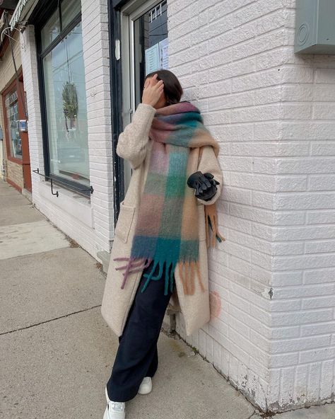 Oversized Scarf Outfit Winter, Oversized Scarf Aesthetic, Scarf 2022 Trend, Colorful Winter Scarf, Color Scarf Outfit, Oversize Scarf Outfit, Huge Scarf Outfit, Colorful Scarf Outfit Winter, Hadeel Elmadhoon