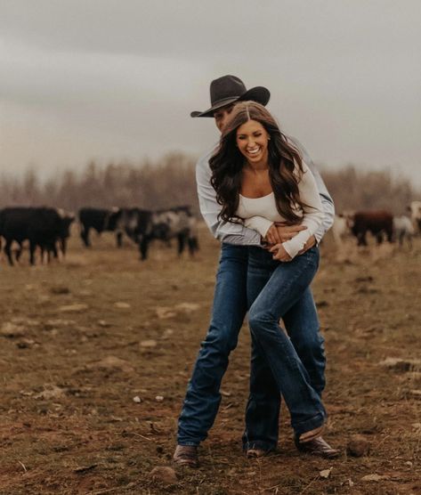 Country Wife And Husband, Couples Photoshoot Horses, Farmer Couple Photography, Country Western Couple Pictures, Country Wedding Winter, Cow Pasture Photoshoot, Western Aesthetic Wedding, Western Couples Pictures, Winter Western Couple Photoshoot