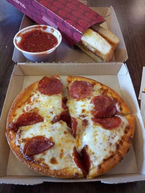 Pizza Hut Personal Pan Pizza, Personal Pan Pizza, Fav Food, Junk Food Snacks, Pizza Pizza, Food Heaven, Pan Pizza, Pizza Hut, Food Goals