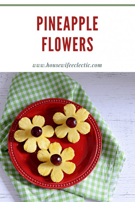 Housewife Eclectic: Add some fun to your summer table with these Pineapple Flowers, they are perfect for a party or even to just get your kids to eat their fruit! Healthy Easter Snacks, Flower Shaped Food, Pineapple Snack, Sunflower Birthday Parties, Yellow Fruits, Theme Snack, Fairy Baby Showers, Sunflower Birthday, Pineapple Flowers