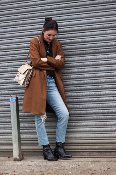 dark camel coat and jeans Camel Trench Coat, Camel Coat Outfit, Tan Coat, My Clothing Style, High Ankle Boots, Coat Outfit, Love Jeans, Camel Coat, Fashion Outfit Ideas